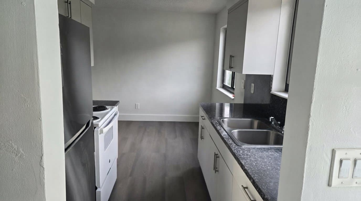 HOLLYWOOD Multiplex: 305 N 58th Ave