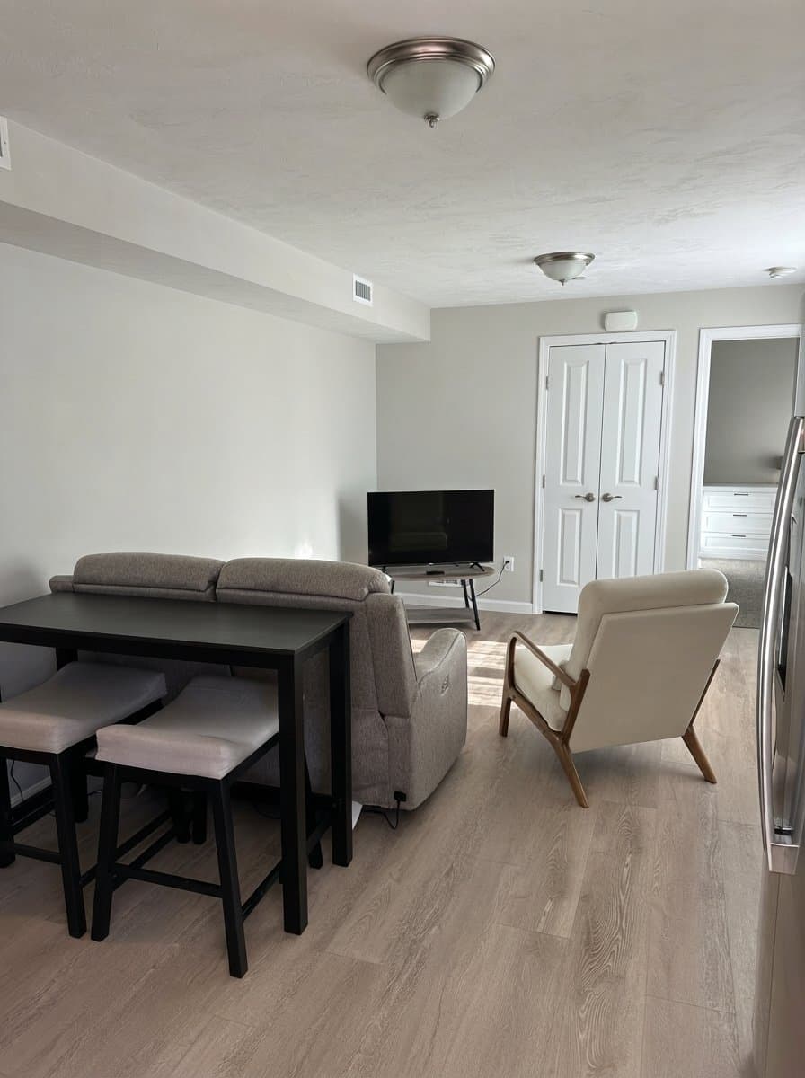 Plymouth Apartment: 687 State Rd