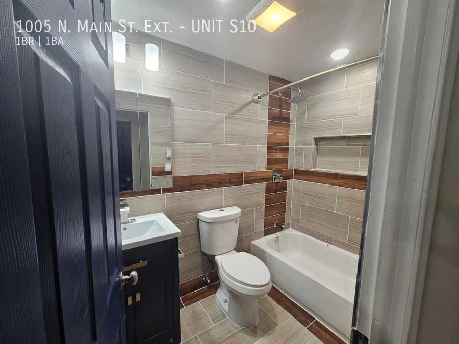 Wallingford Apartment: 1005 N. Main St. Ext.