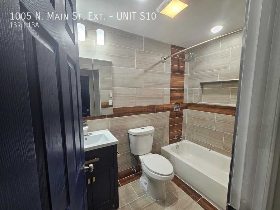 Wallingford Apartment: 1005 N. Main St. Ext.