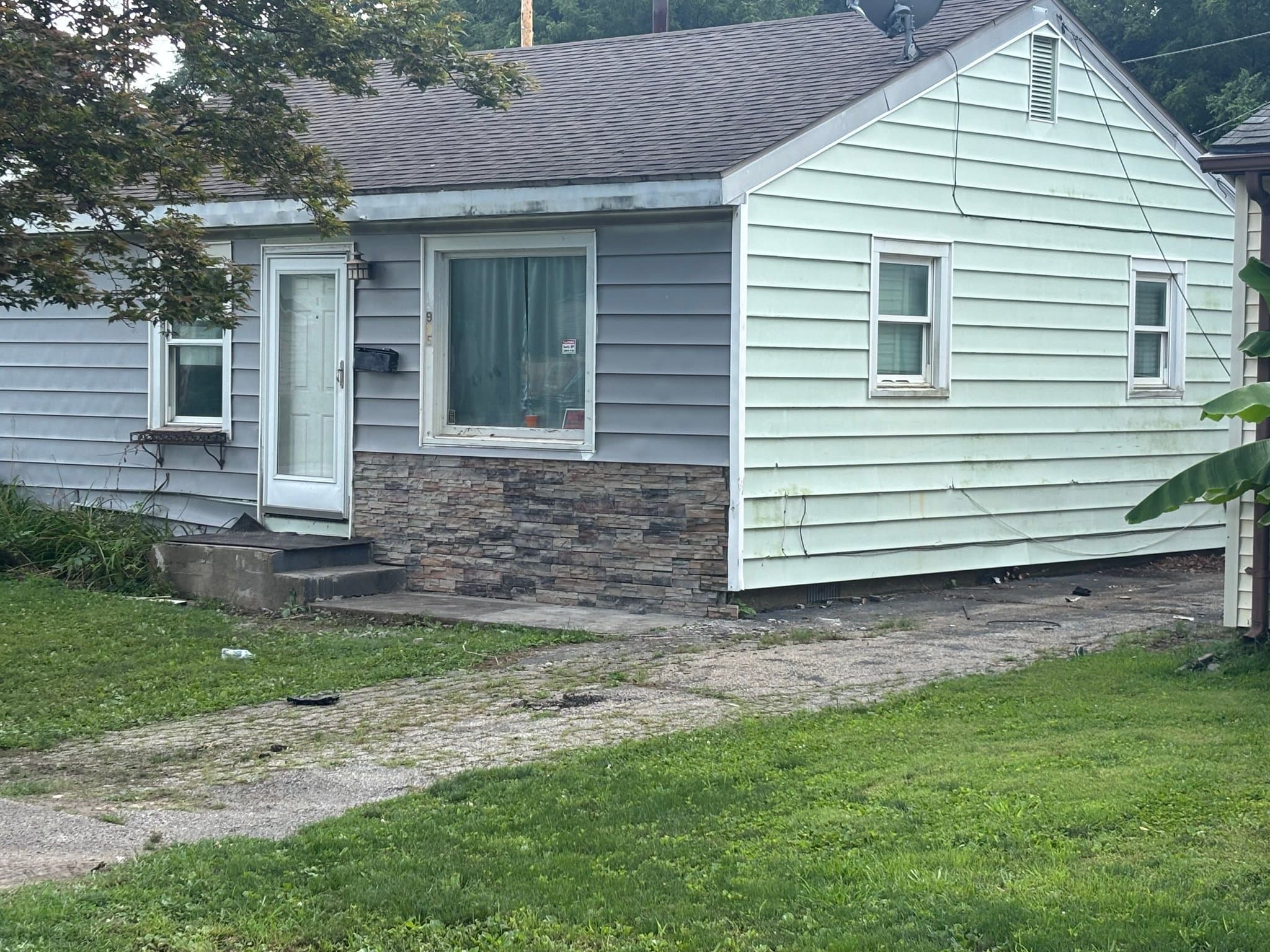 Springfield House: 905 N Wesley St.