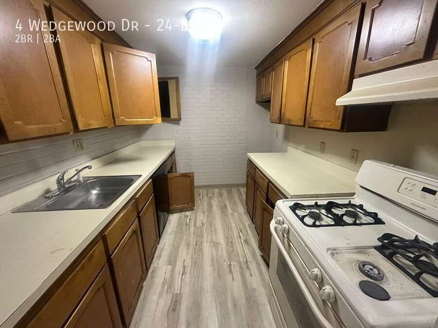 Bloomfield Apartment: 4 Wedgewood Dr