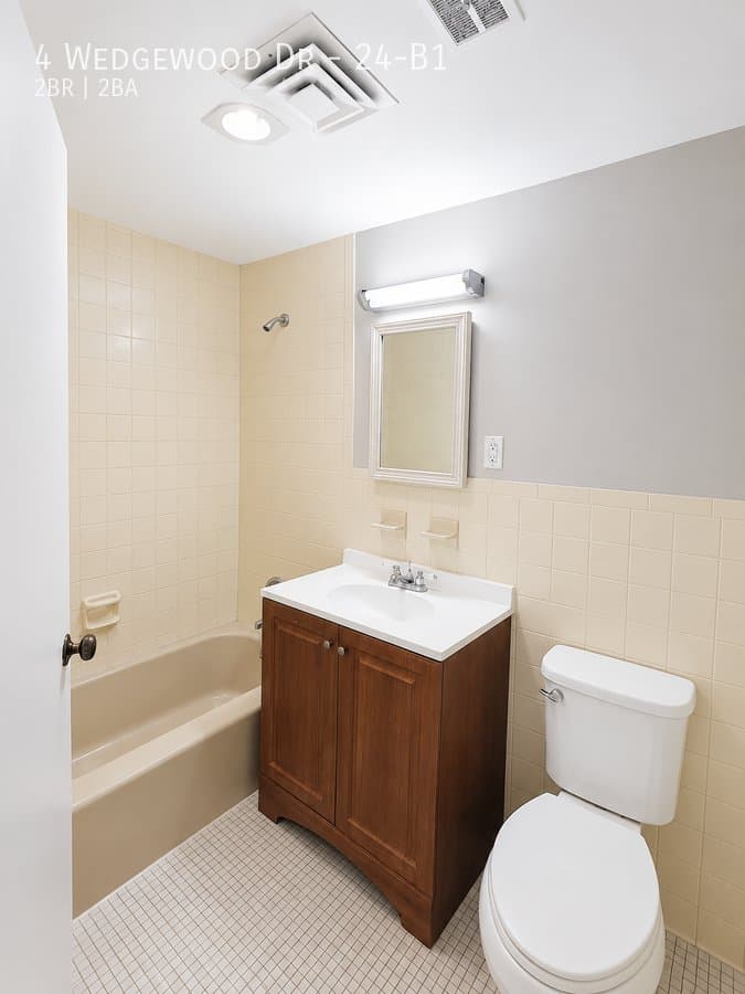 Bloomfield Apartment: 4 Wedgewood Dr