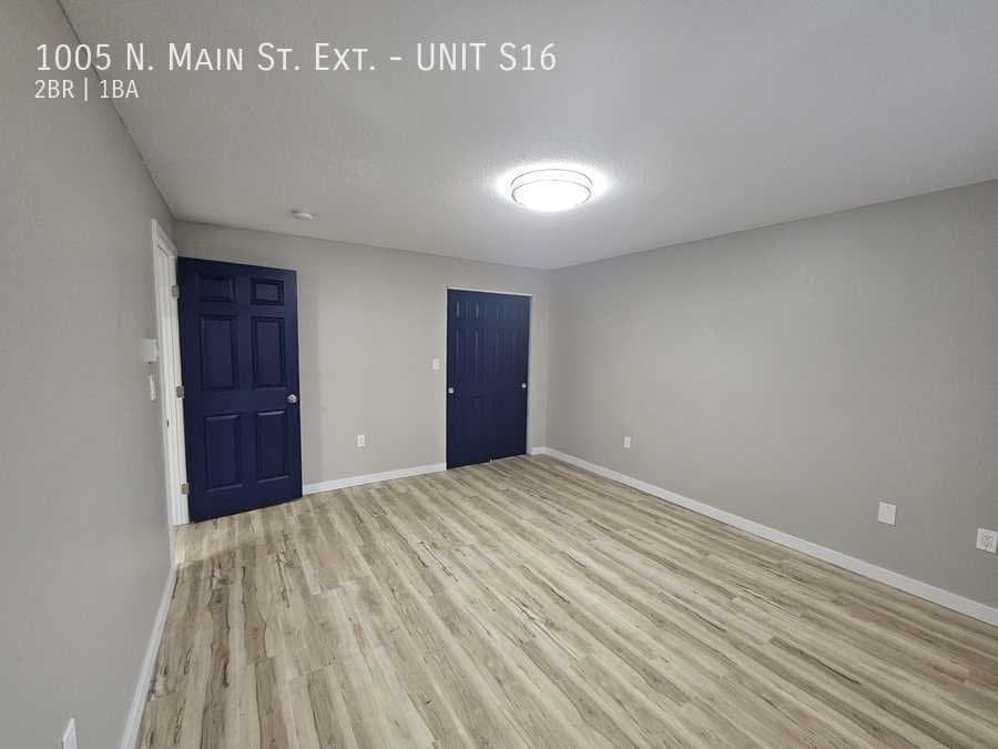 Wallingford Apartment: 1005 N. Main St. Ext.