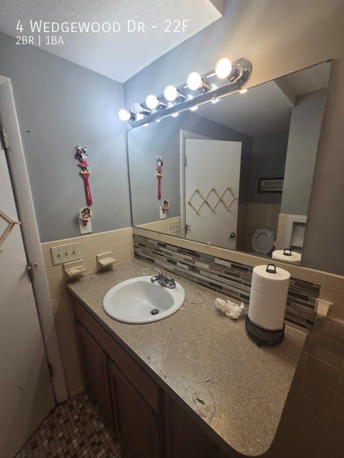 Bloomfield Apartment: 4 Wedgewood Dr