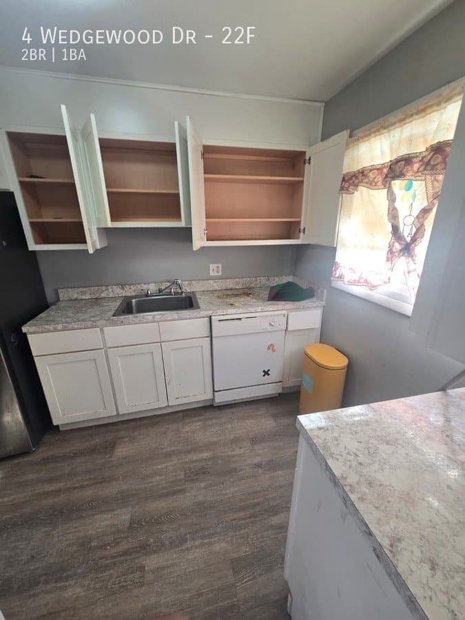Bloomfield Apartment: 4 Wedgewood Dr