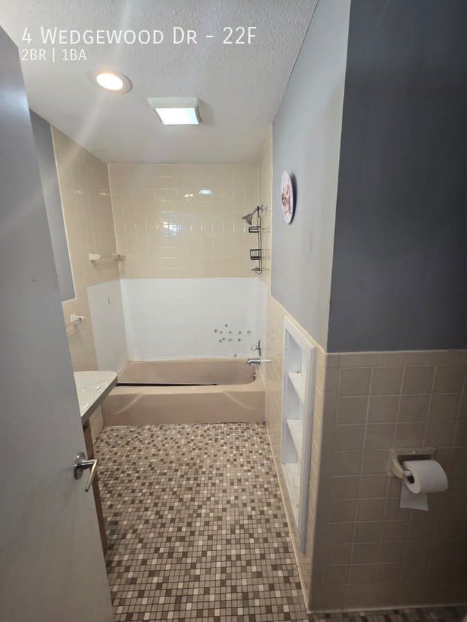 Bloomfield Apartment: 4 Wedgewood Dr