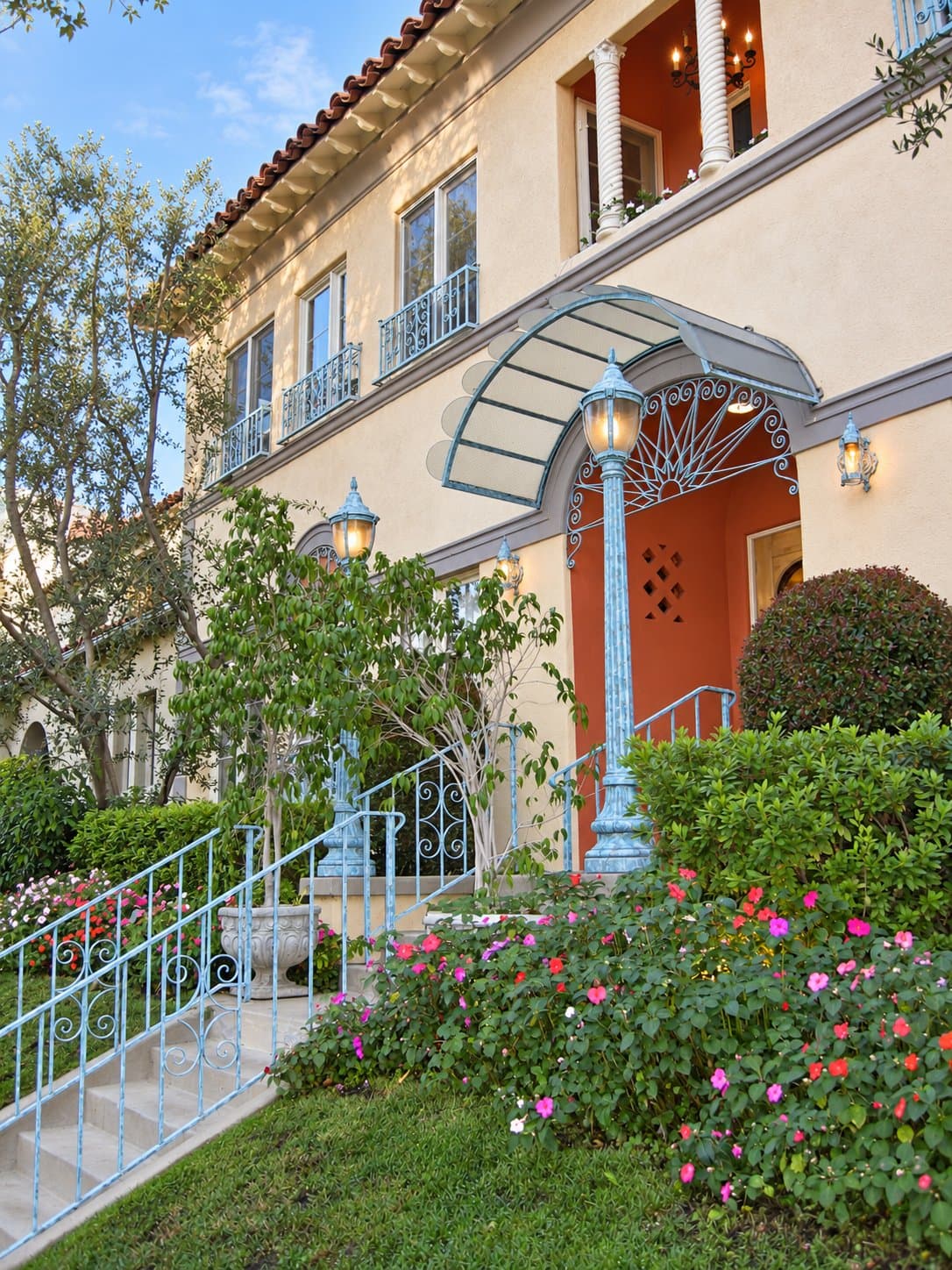 Los Angeles Apartment: 414 N Sycamore Ave
