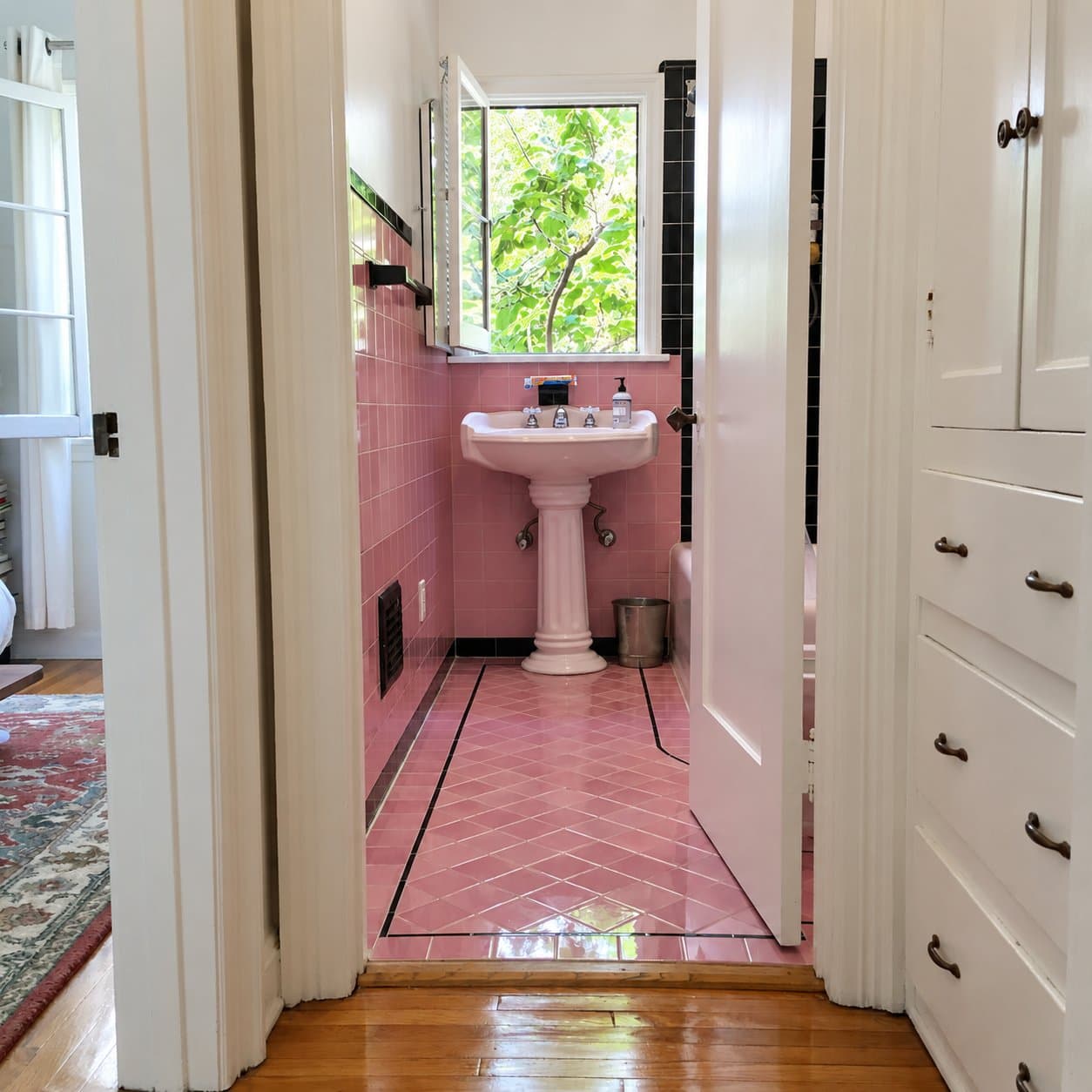 Los Angeles Apartment: 414 N Sycamore Ave