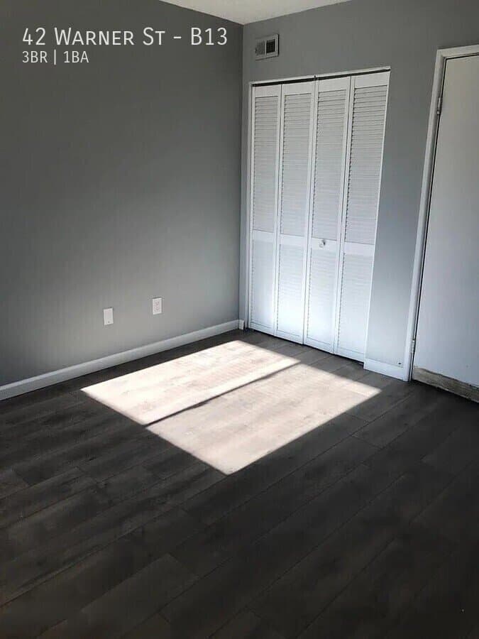 Hamden Apartment: 42 Warner St