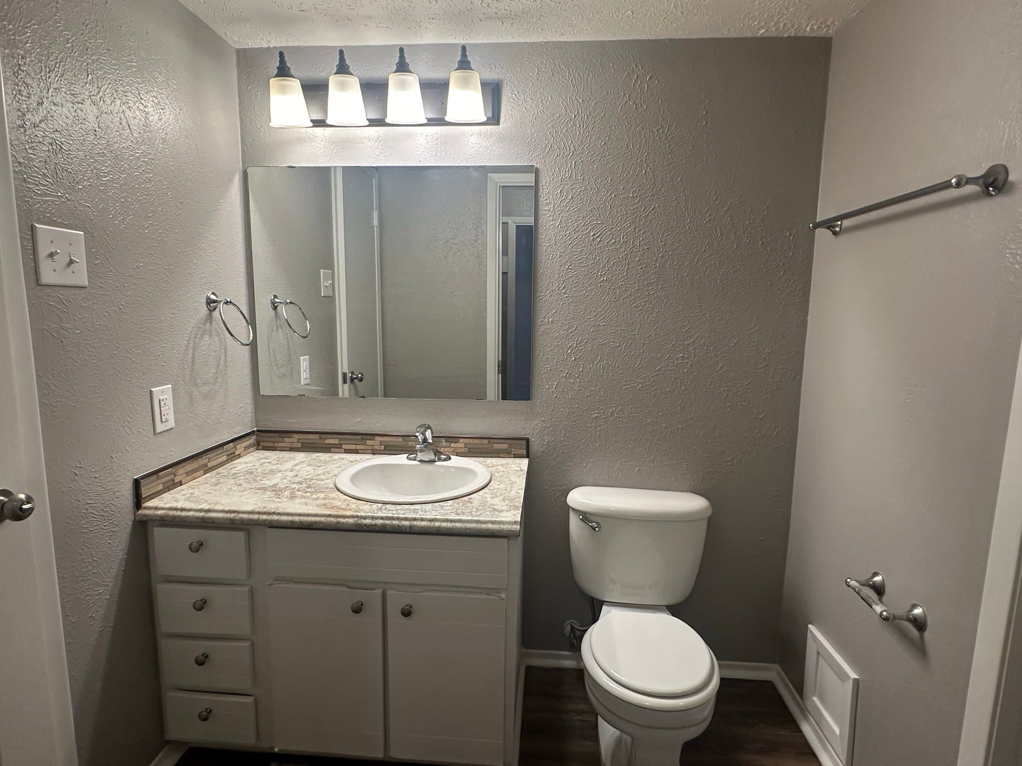 Longview Apartment: 2114 E Marshall Ave