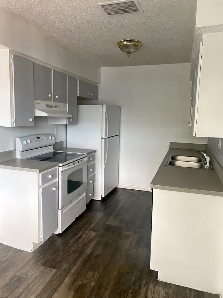Lakeland Apartment: 3215 Baird Ave J-62
