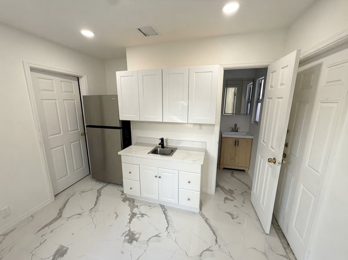 Hollywood Apartment: 2742 pierce st