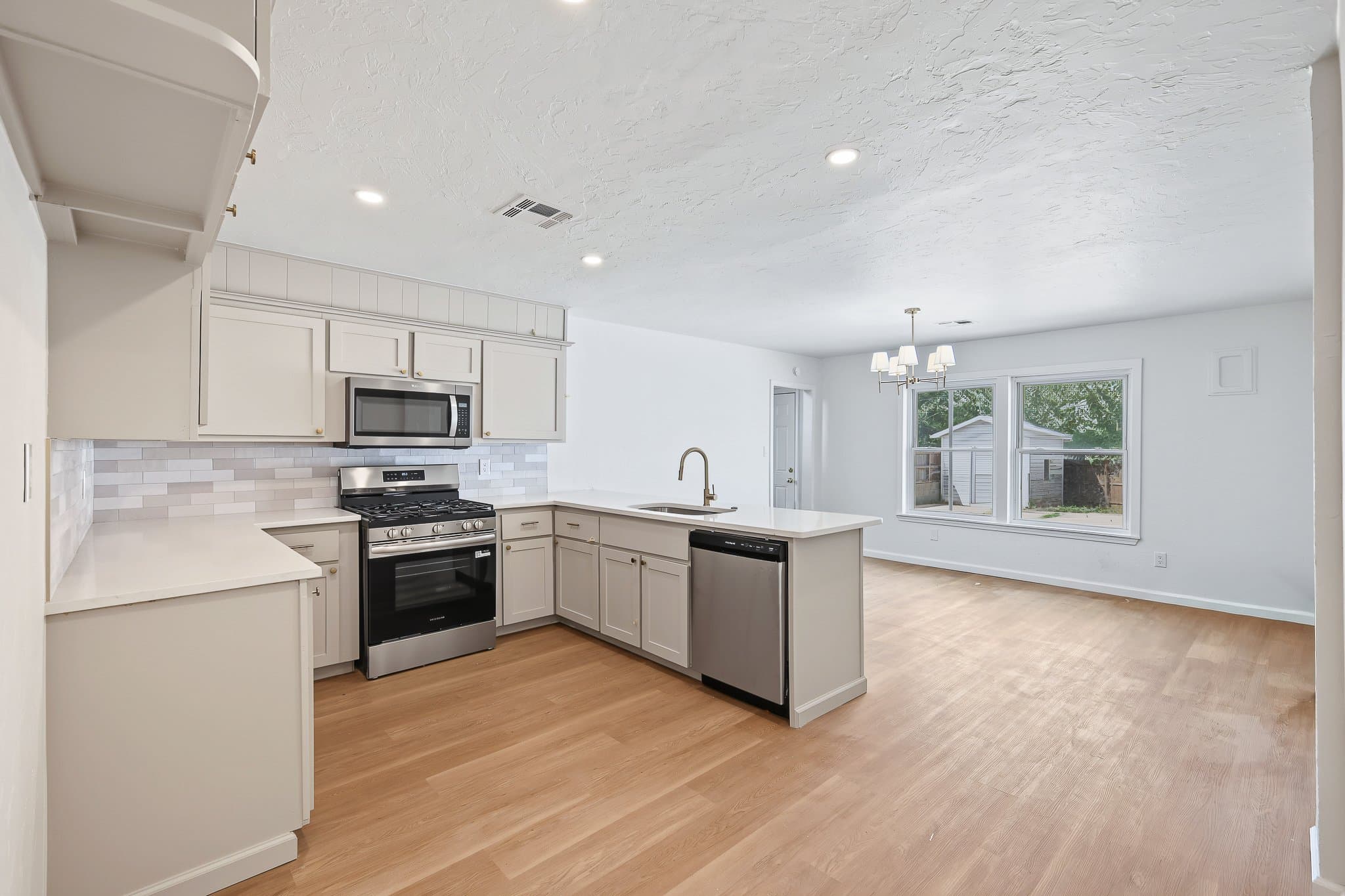 Midwest City House: 103 Oak St