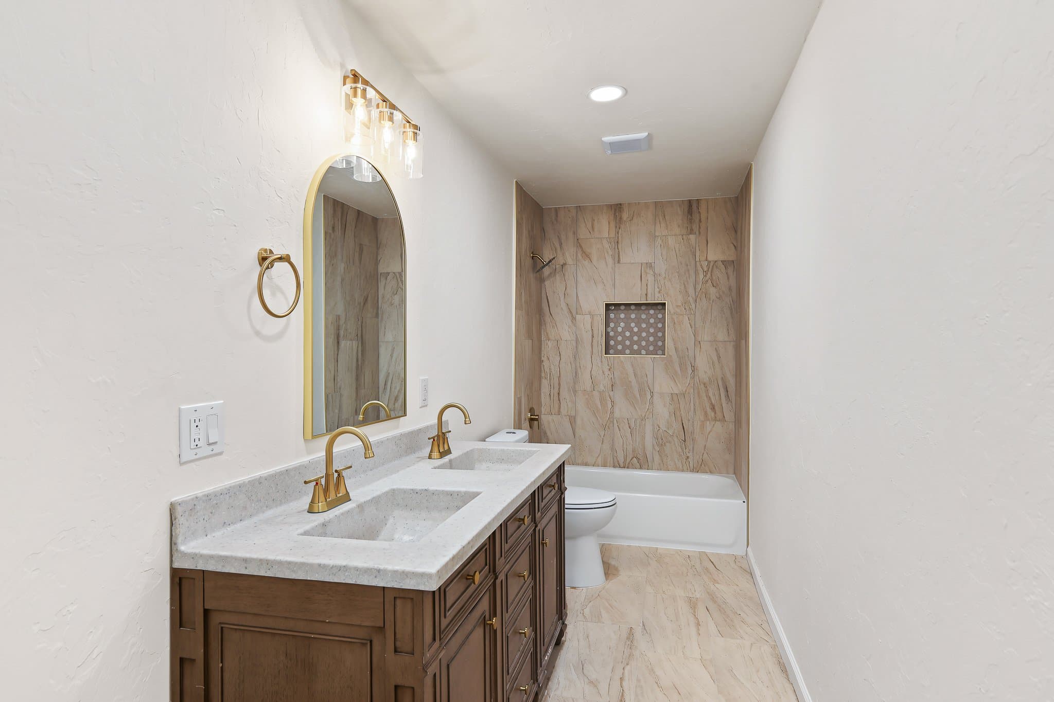 Midwest City House: 103 Oak St