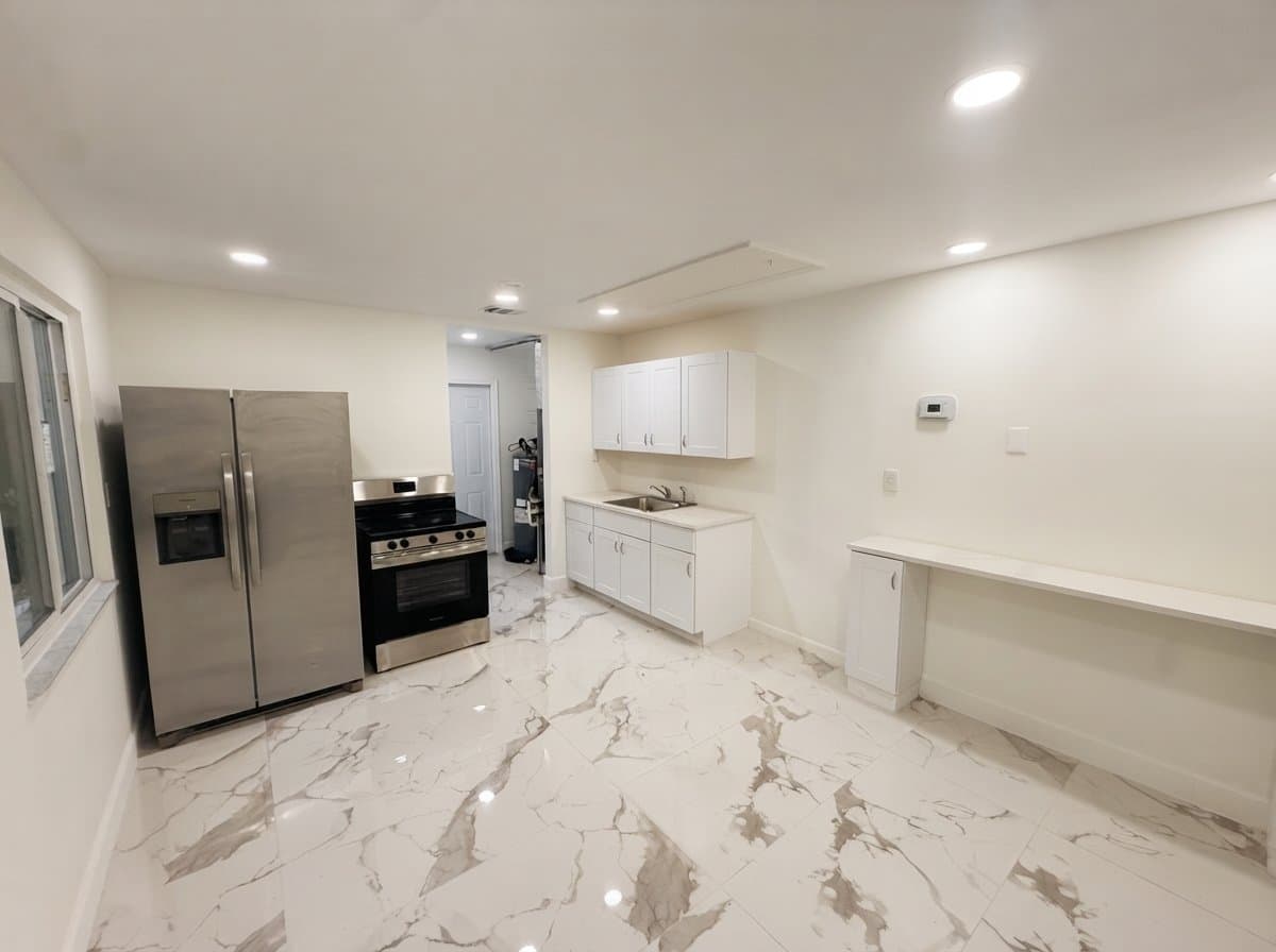 Hollywood Apartment: 2742 pierce st