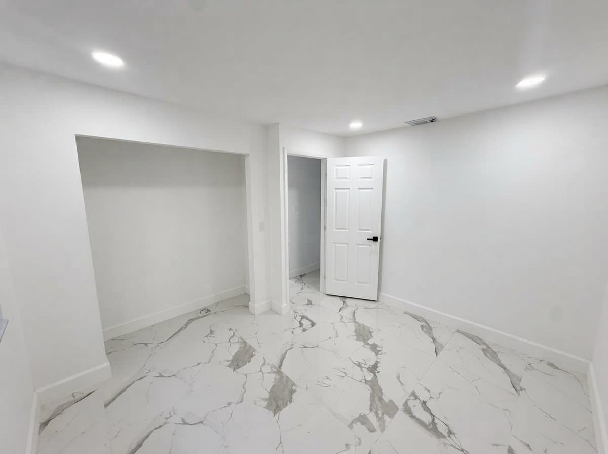 Hollywood Apartment: 2742 pierce st
