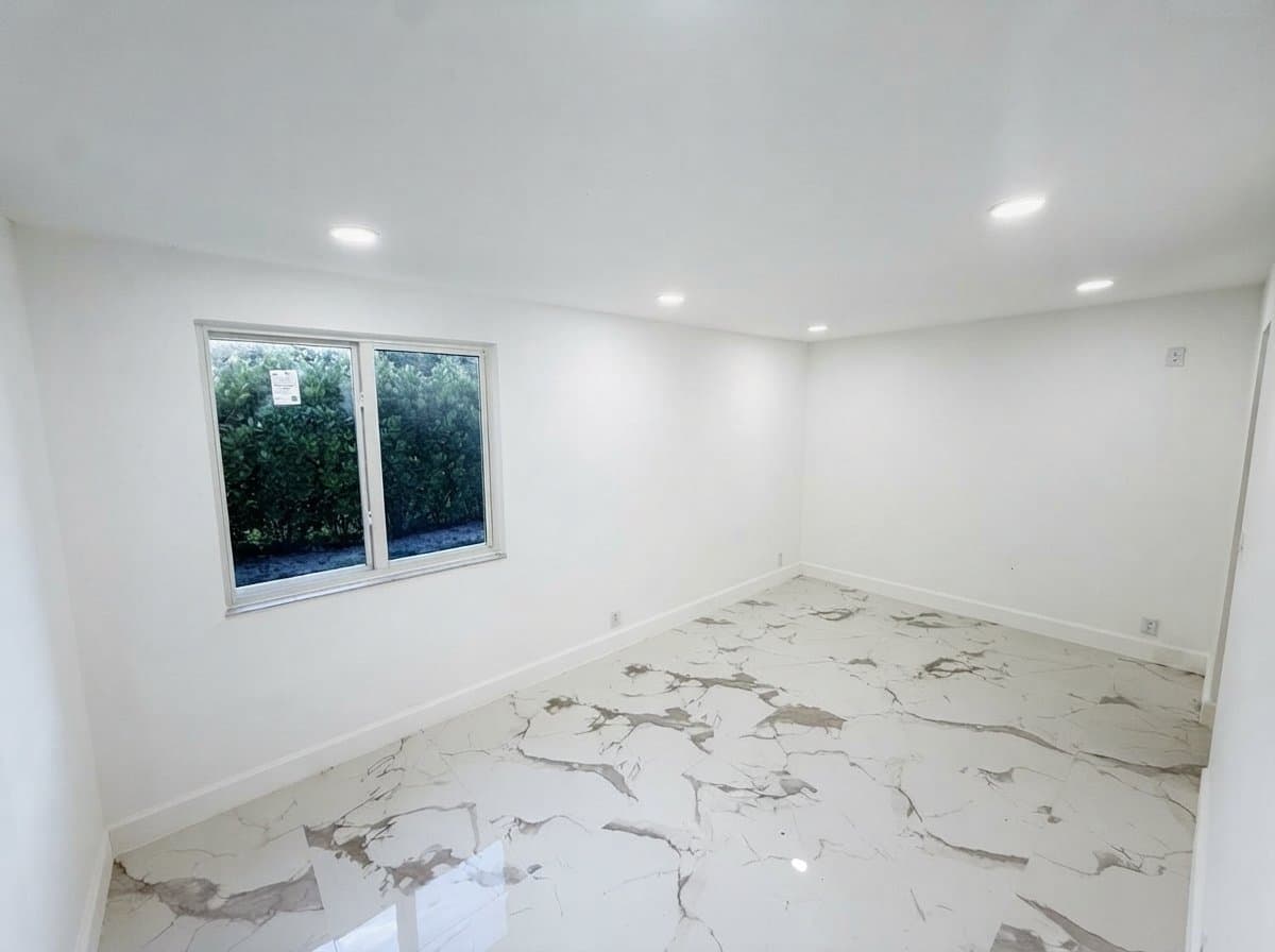 Hollywood Apartment: 2742 pierce st