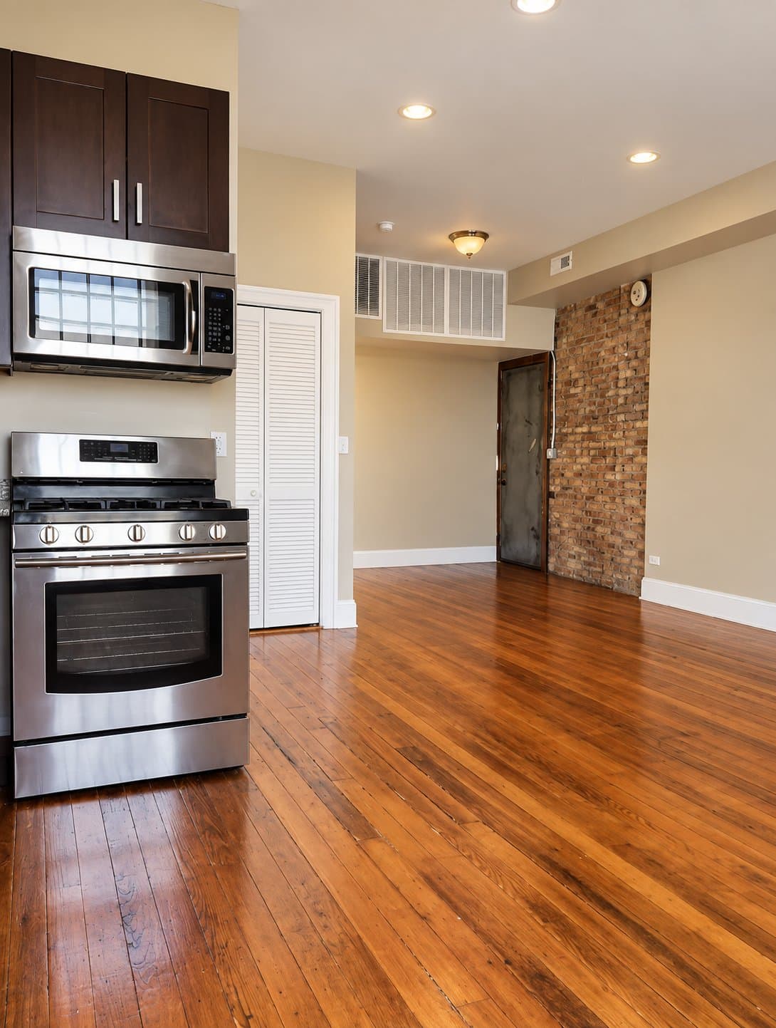 Chicago Apartment: 3535 W Armitage Ave