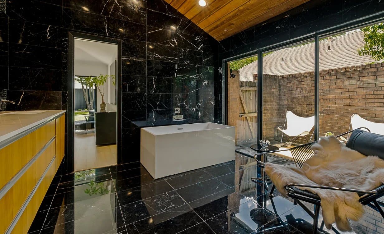 Dallas House: 6418 Covecreek Pl