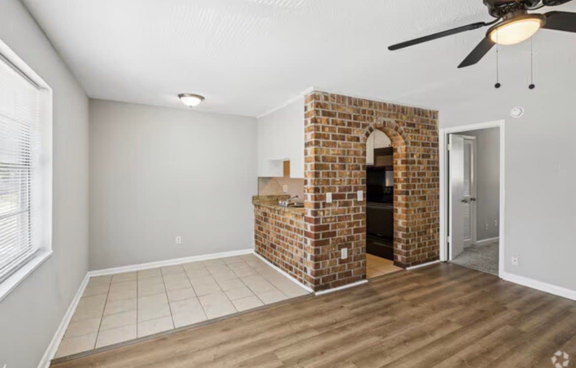 Hanahan Apartment: 1092 Berkeley St