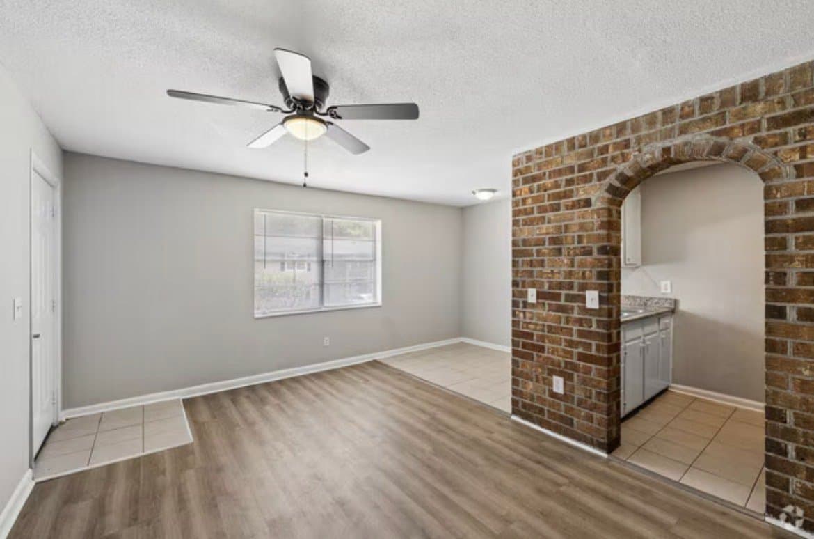 Hanahan Apartment: 1092 Berkeley St