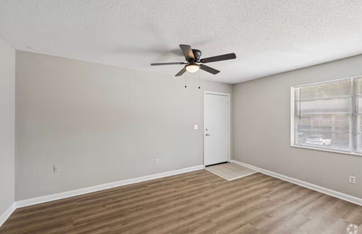 Hanahan Apartment: 1092 Berkeley St