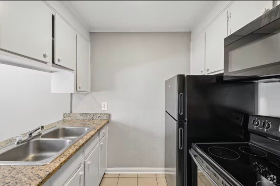 Hanahan Apartment: 1092 Berkeley St