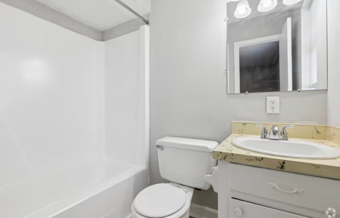 Hanahan Apartment: 1092 Berkeley St