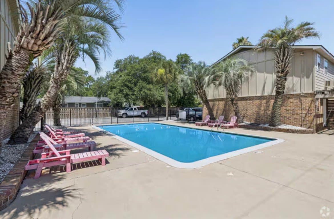 Hanahan Apartment: 1092 Berkeley St