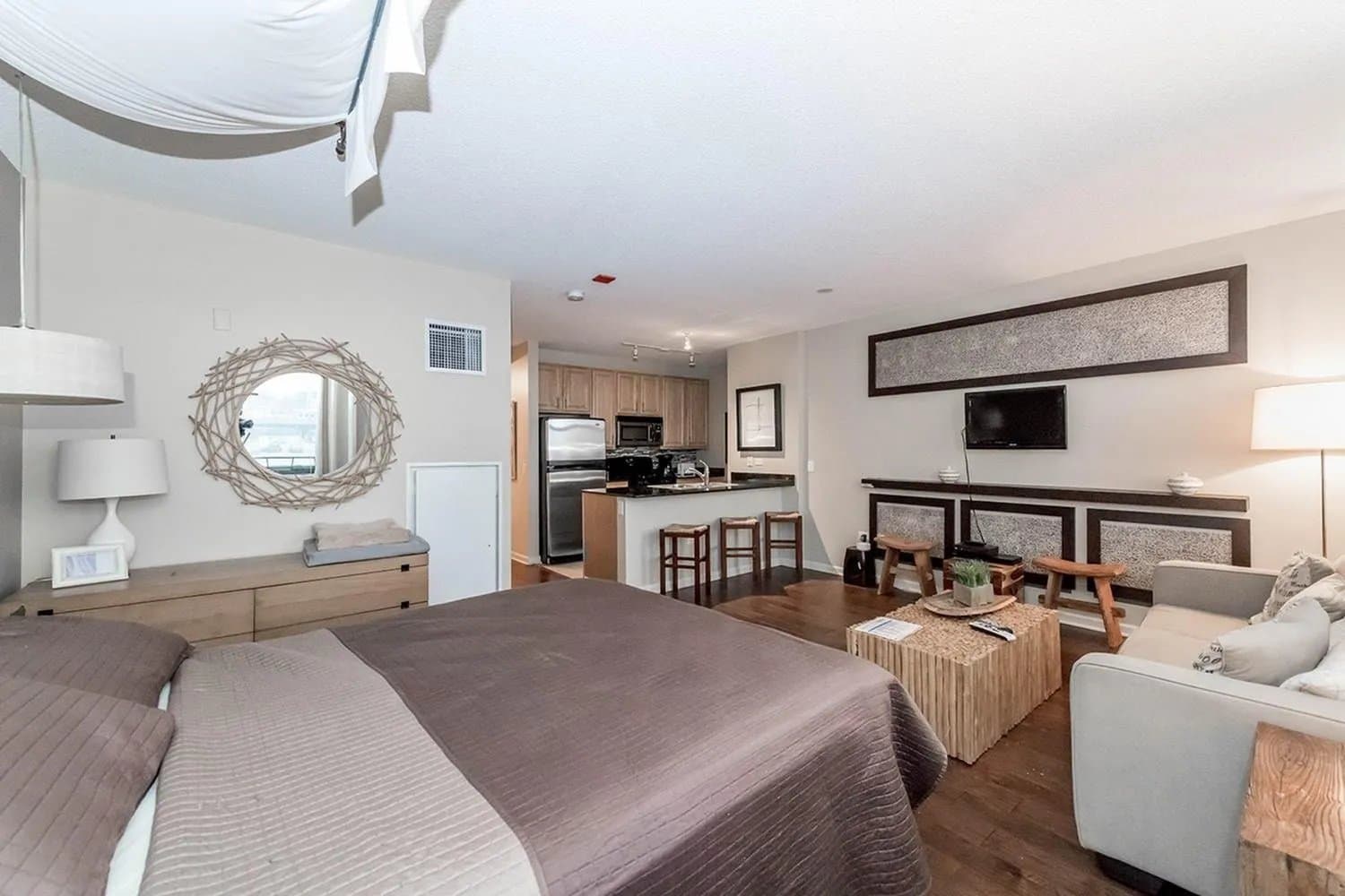 Chicago Apartment: 353 N Desplaines Street