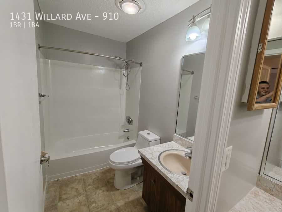 Newington Apartment: 1431 Willard Ave