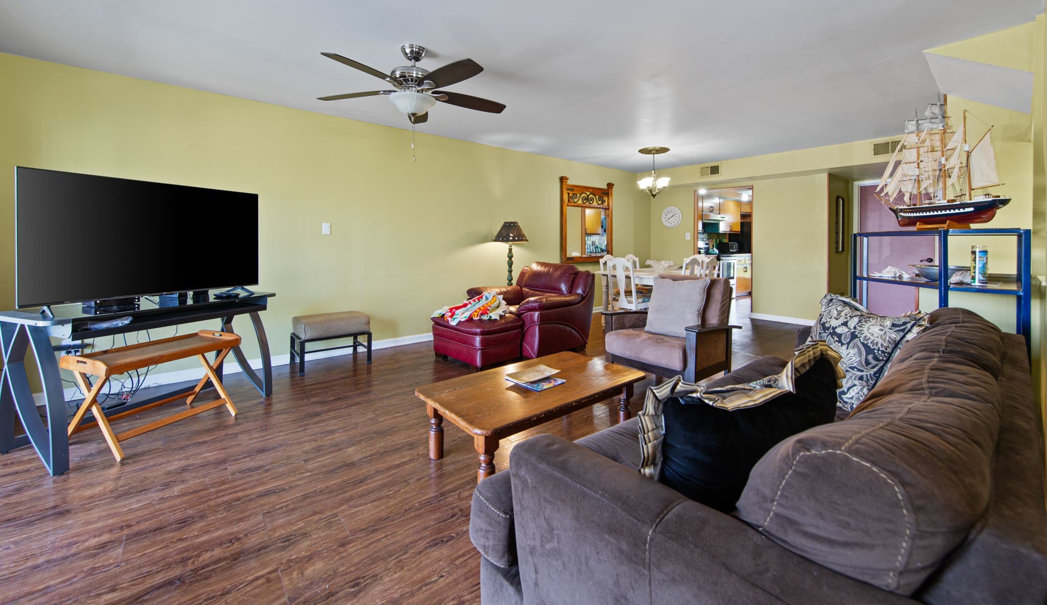 South Padre Island Condo: 114 E Dolphin St.