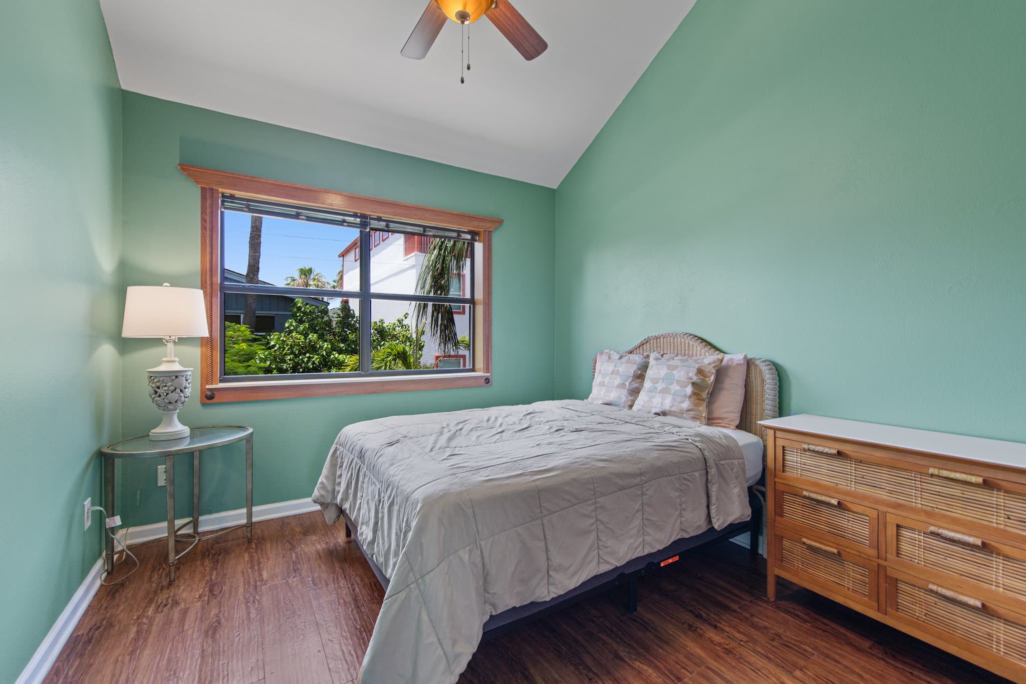 South Padre Island Condo: 114 E Dolphin St.