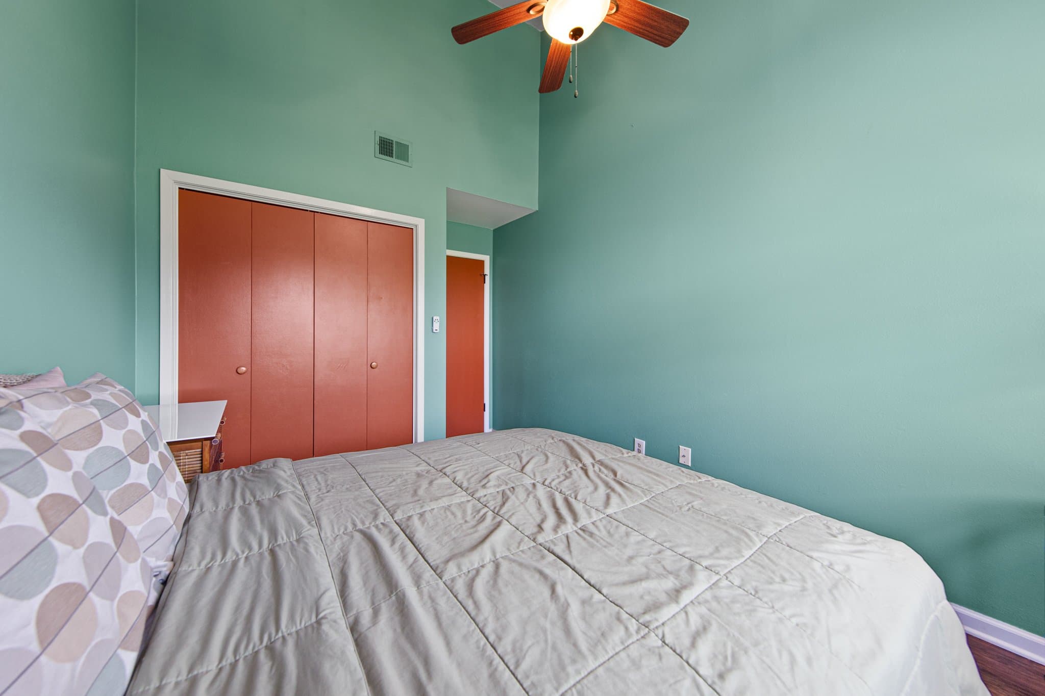 South Padre Island Condo: 114 E Dolphin St.