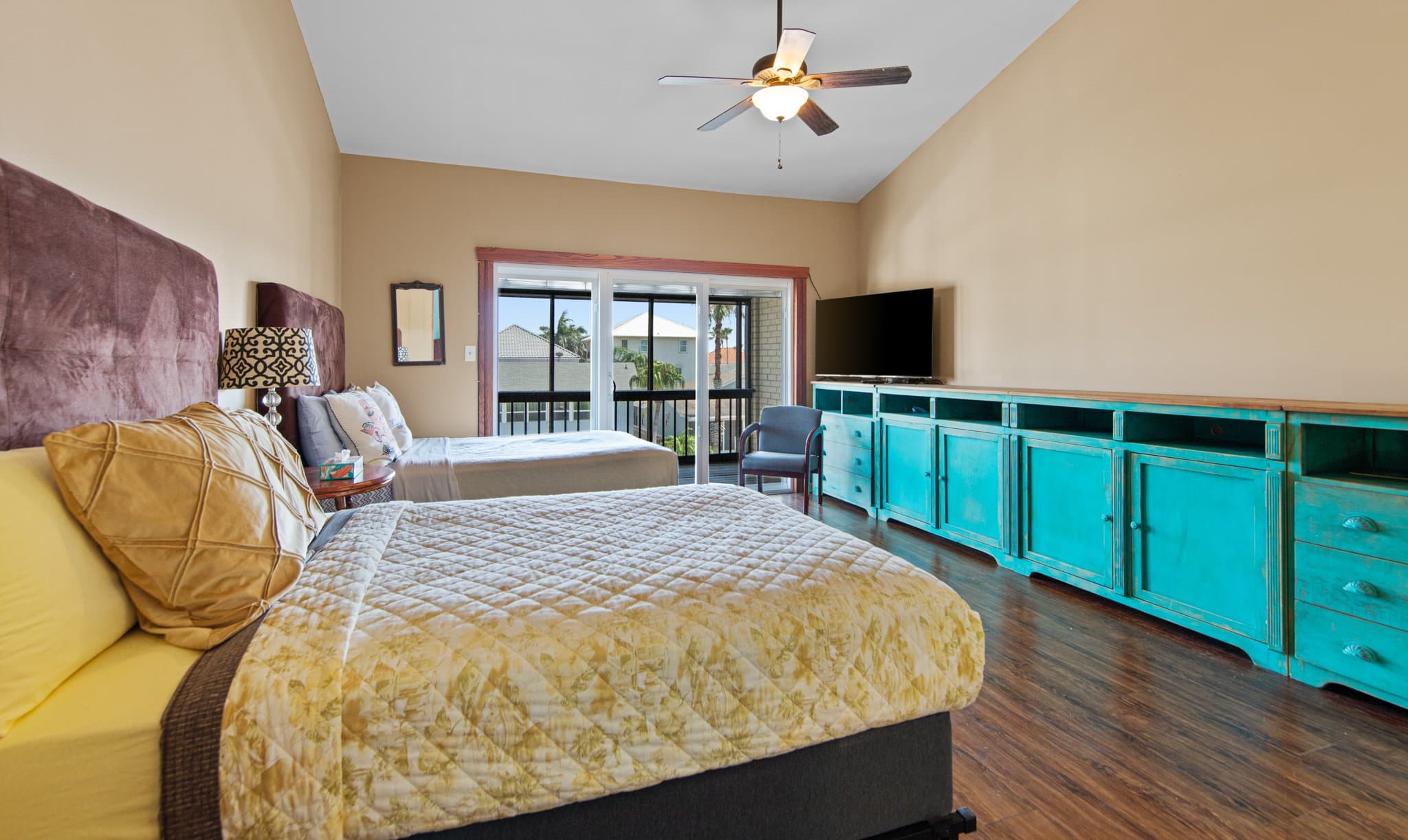 South Padre Island Condo: 114 E Dolphin St.
