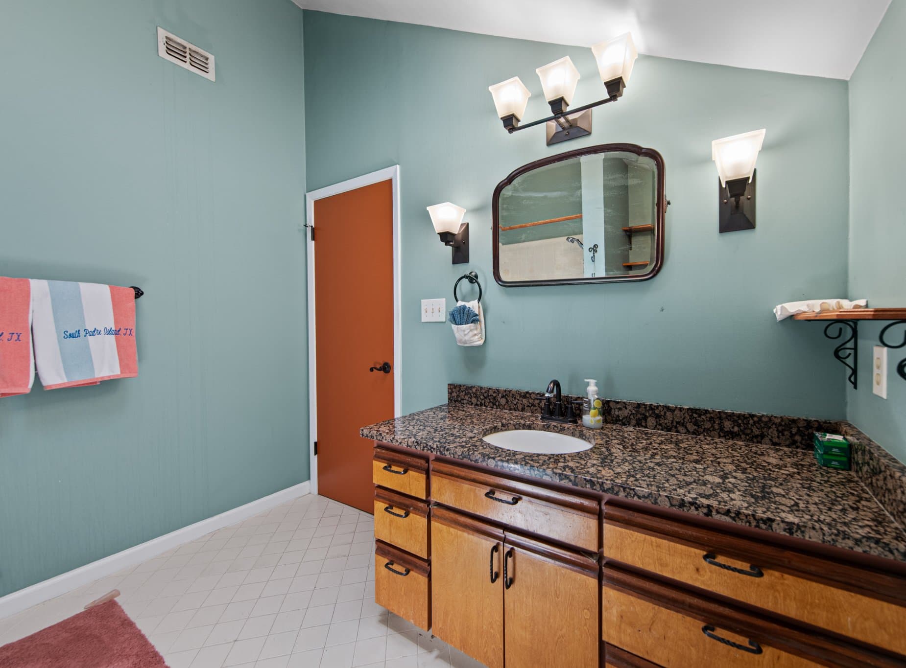 South Padre Island Condo: 114 E Dolphin St.