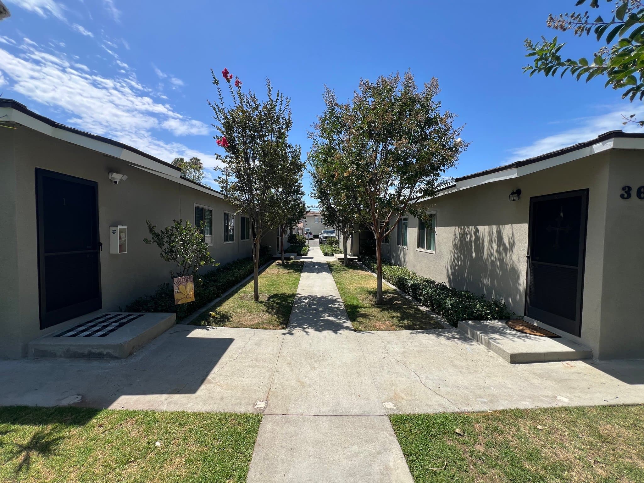 Fullerton Apartment: 358, 362, 366, 370 W. Truslow Ave
