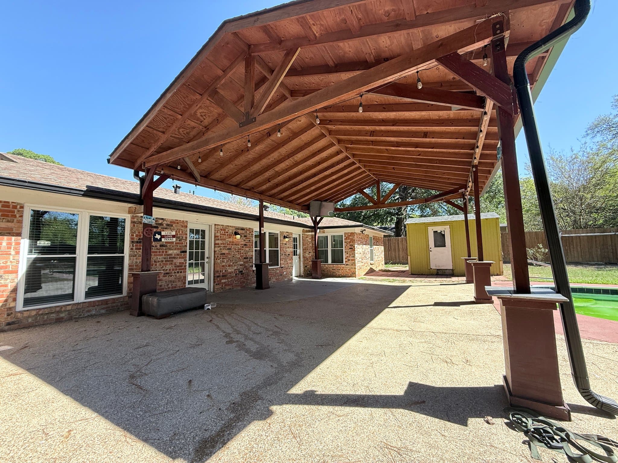Longview House: 906 Redbud Ln