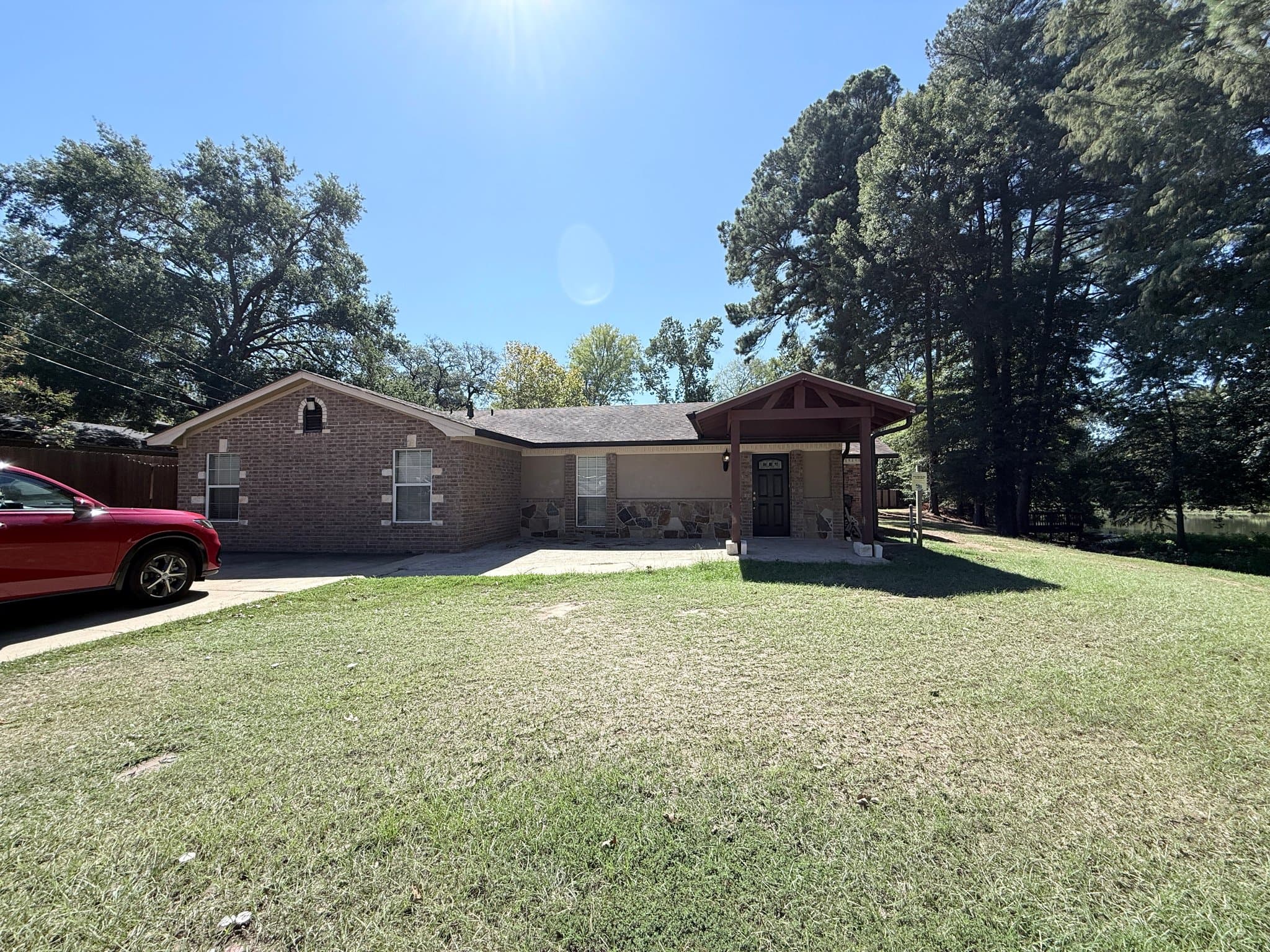 Longview House: 906 Redbud Ln