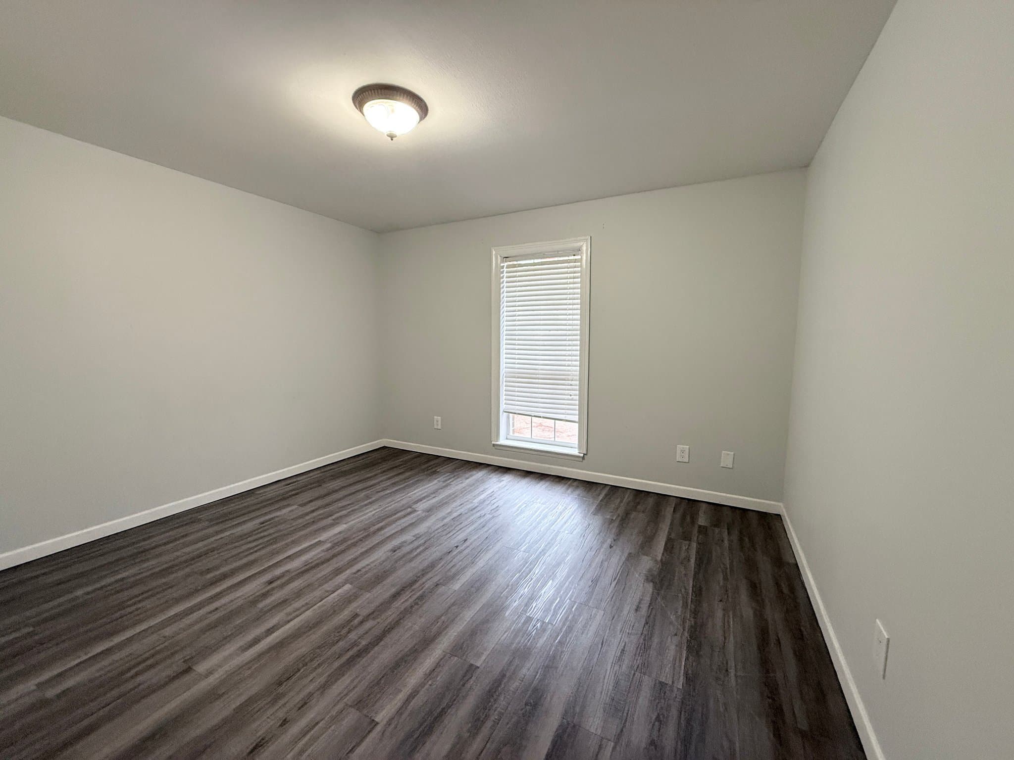 Longview House: 906 Redbud Ln