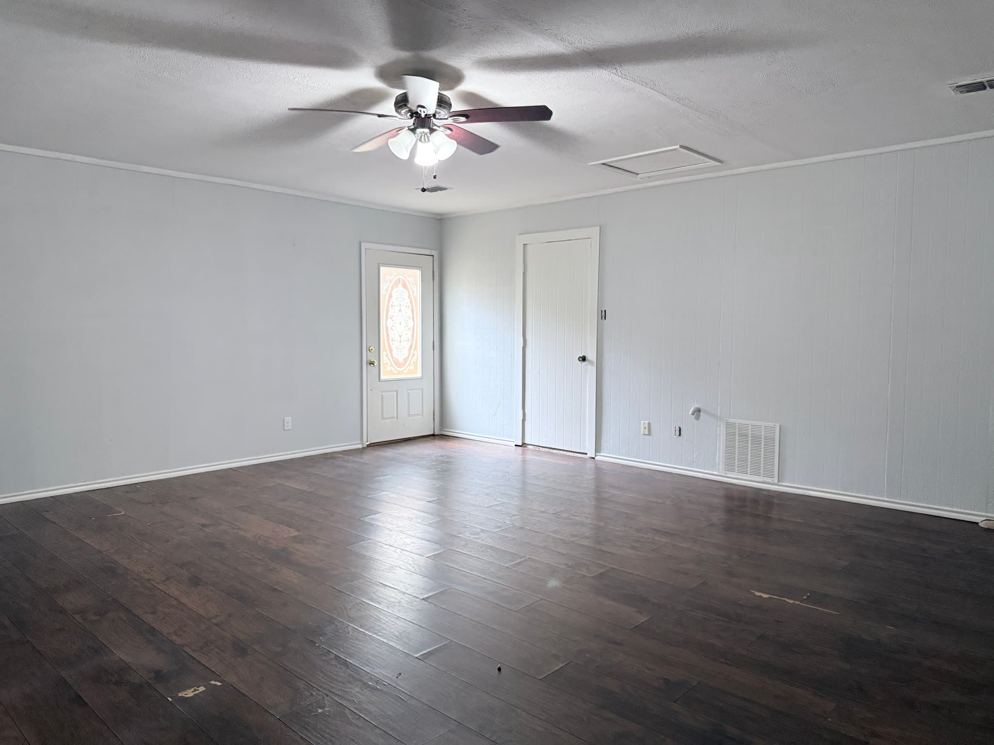 Longview House: 906 Redbud Ln