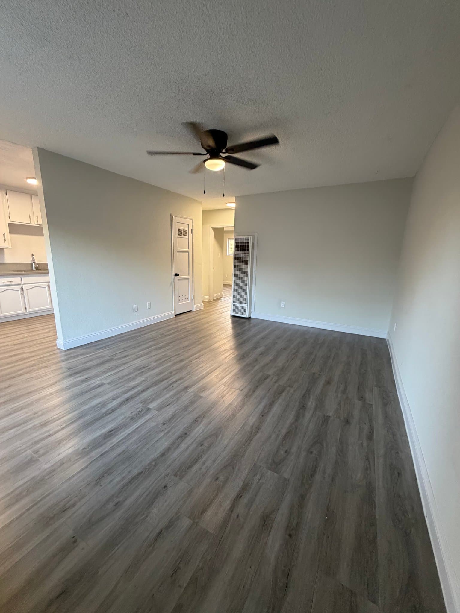 Los Angeles Apartment: 600 w 93rd St