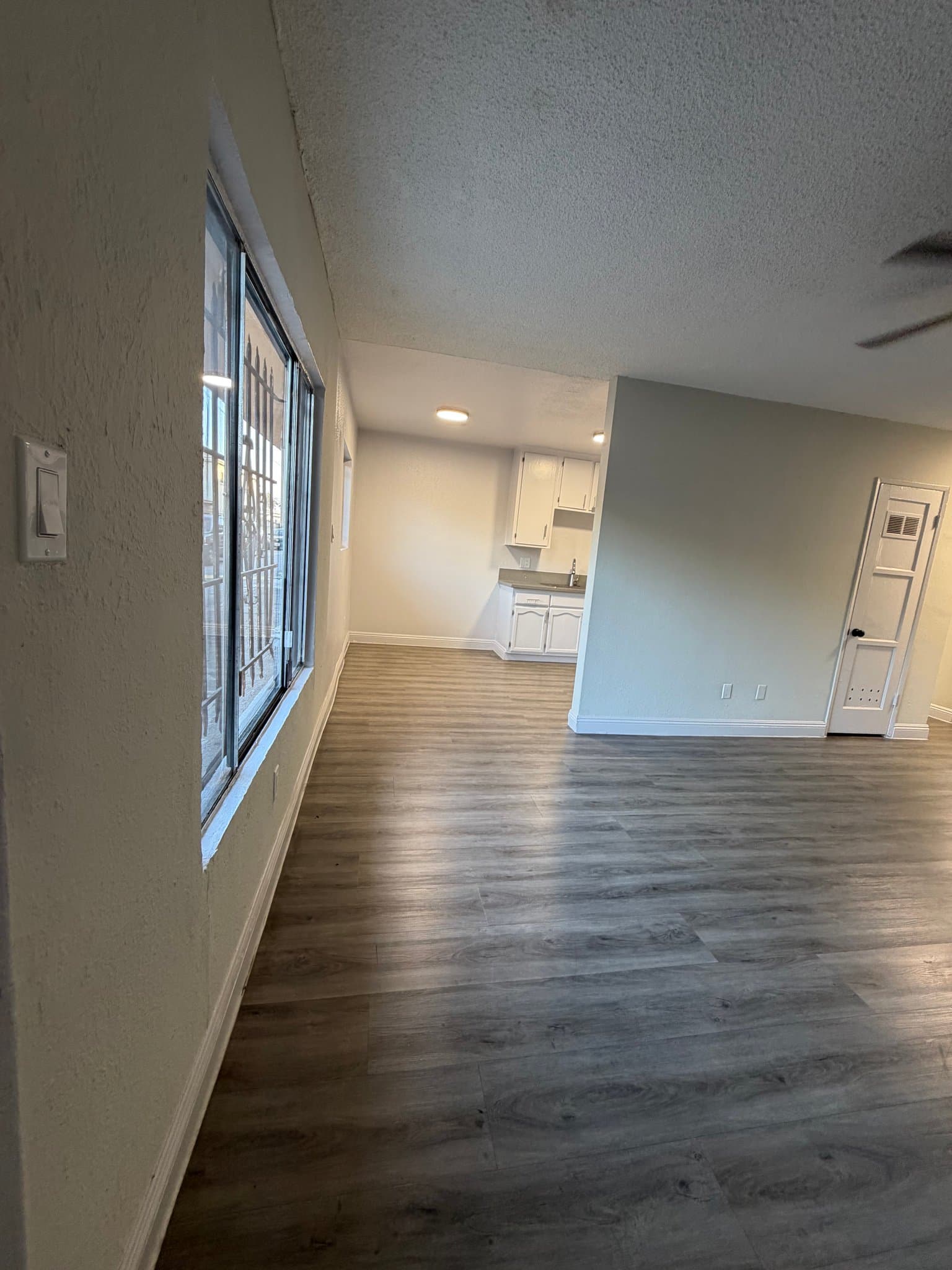 Los Angeles Apartment: 600 w 93rd St