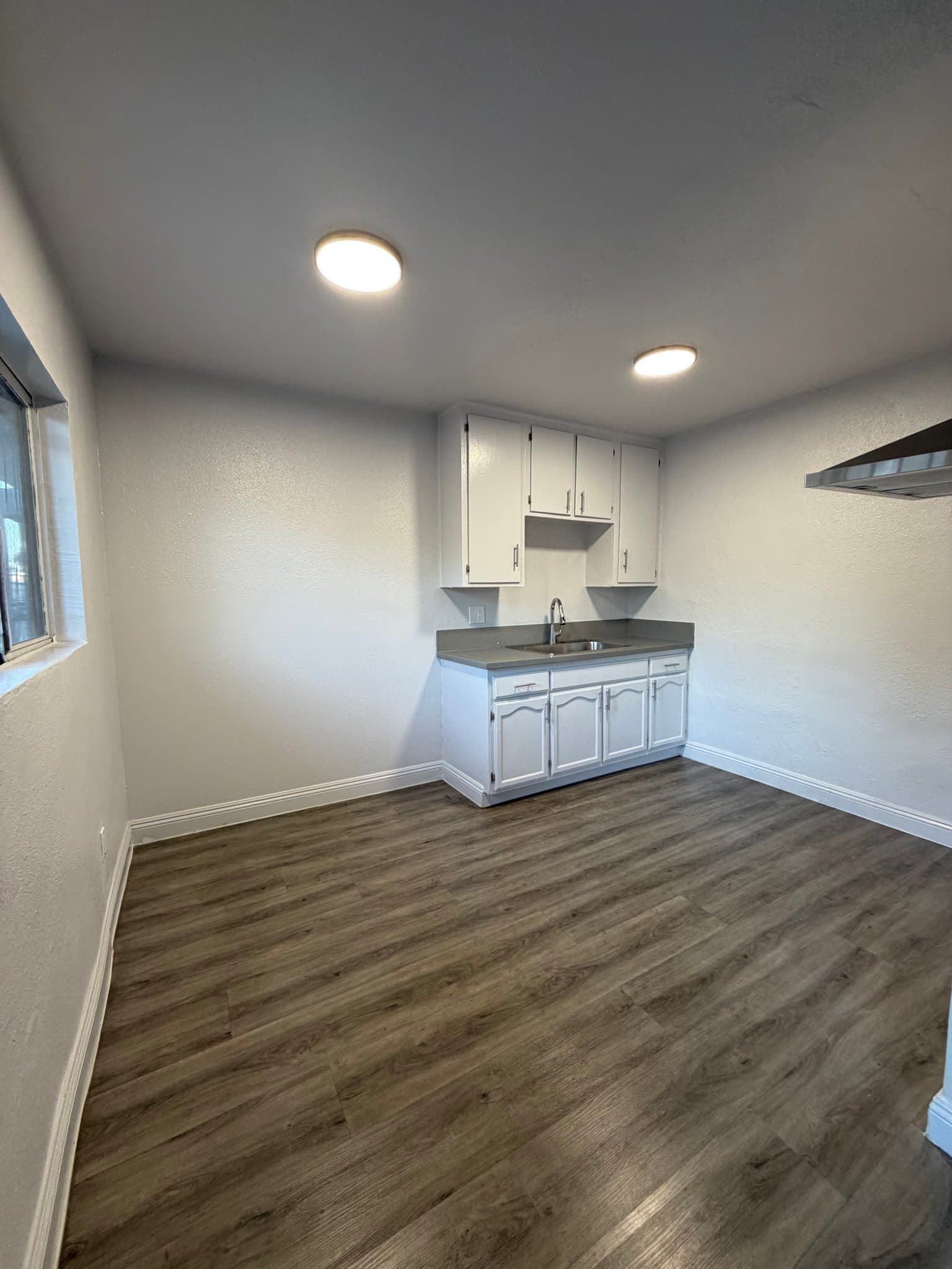 Los Angeles Apartment: 600 w 93rd St
