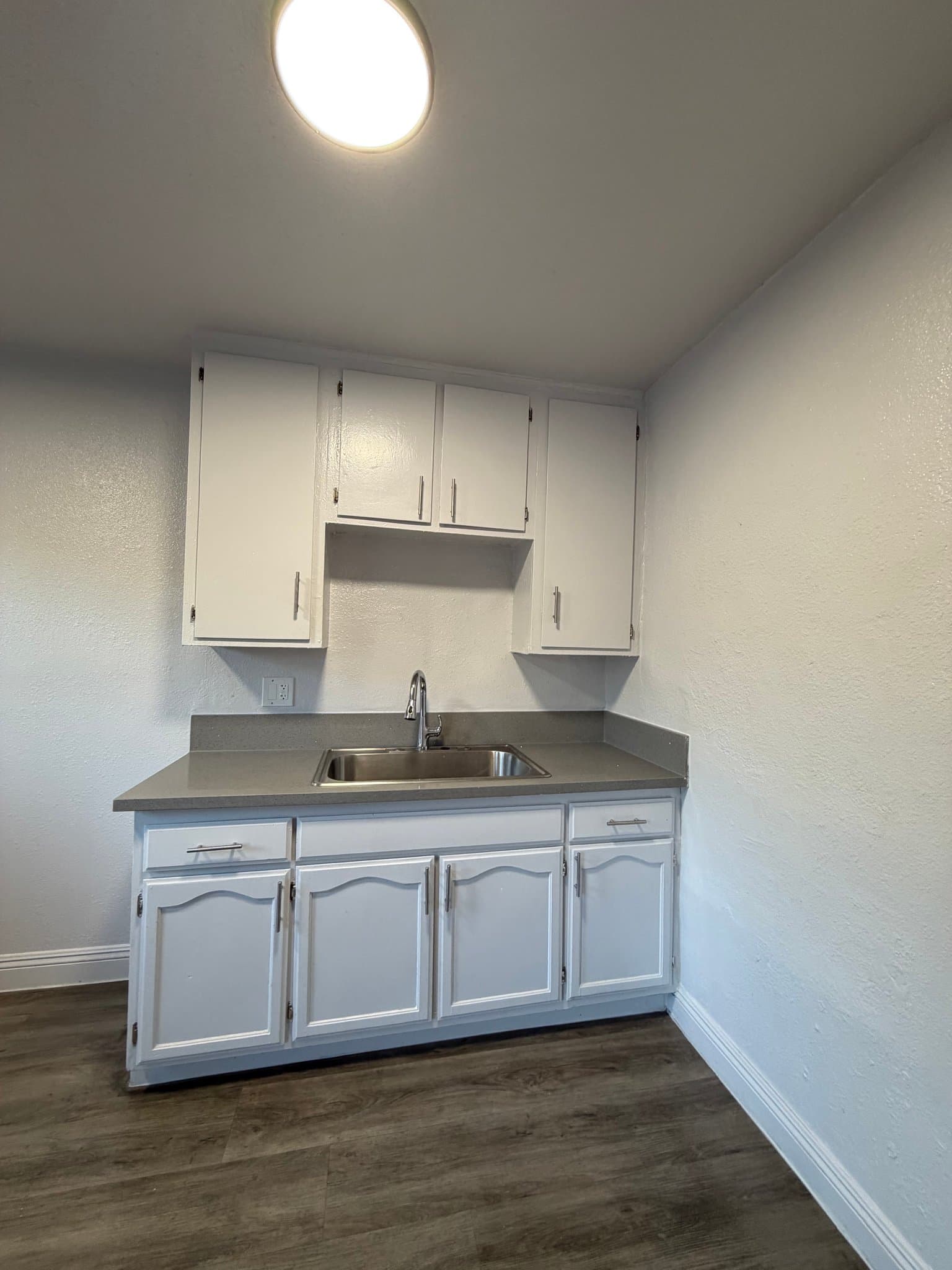 Los Angeles Apartment: 600 w 93rd St