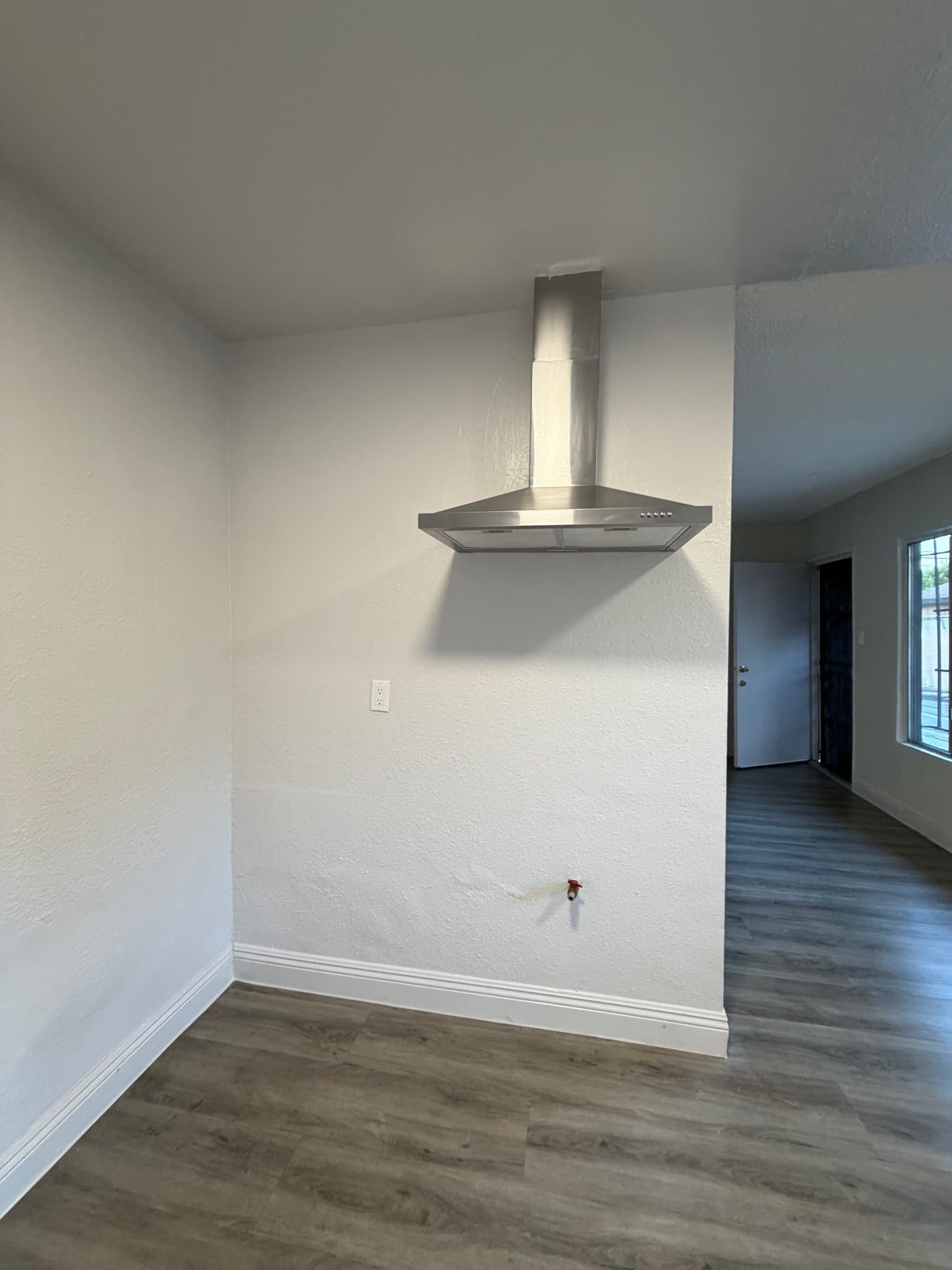 Los Angeles Apartment: 600 w 93rd St