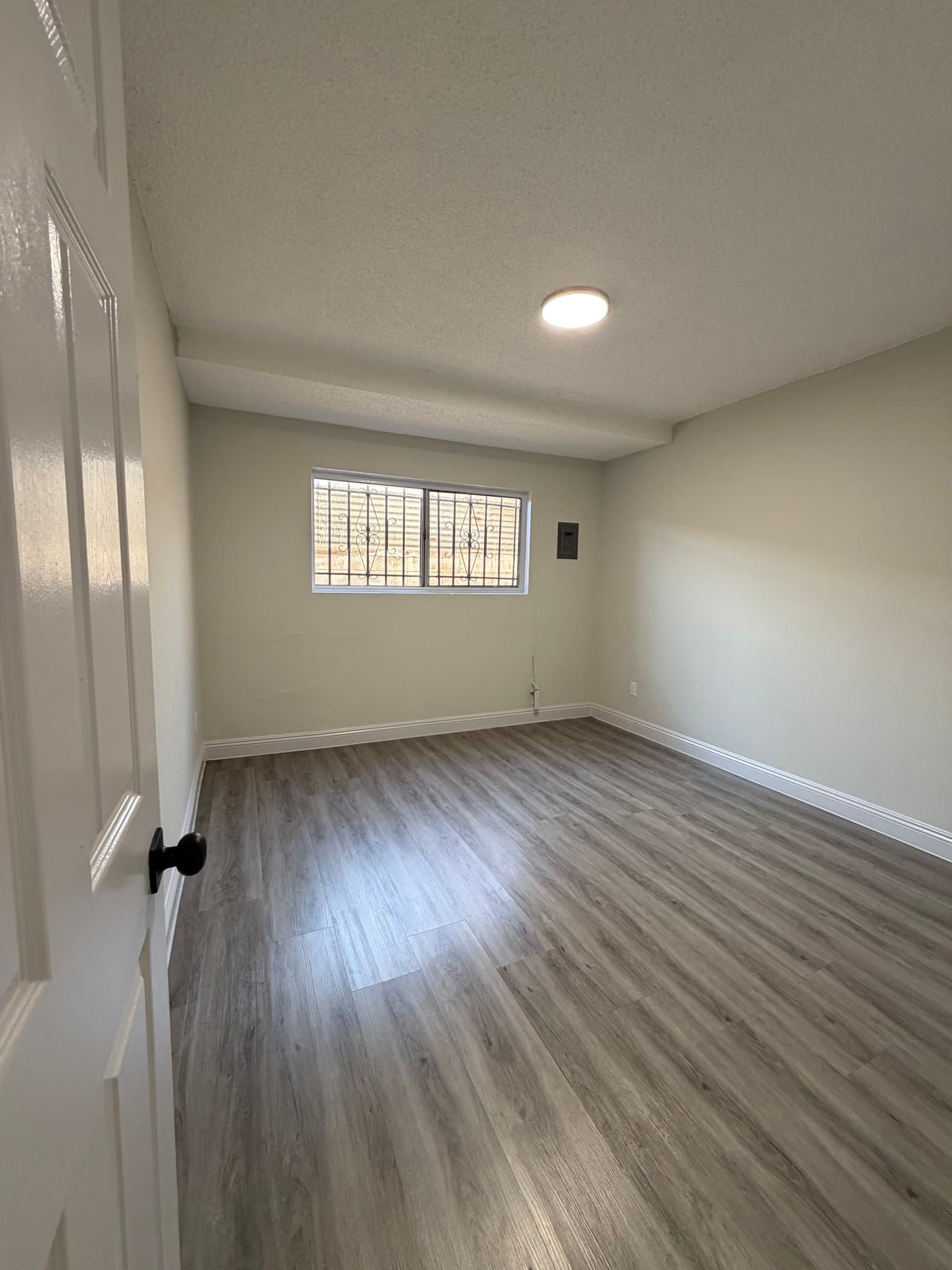 Los Angeles Apartment: 600 w 93rd St