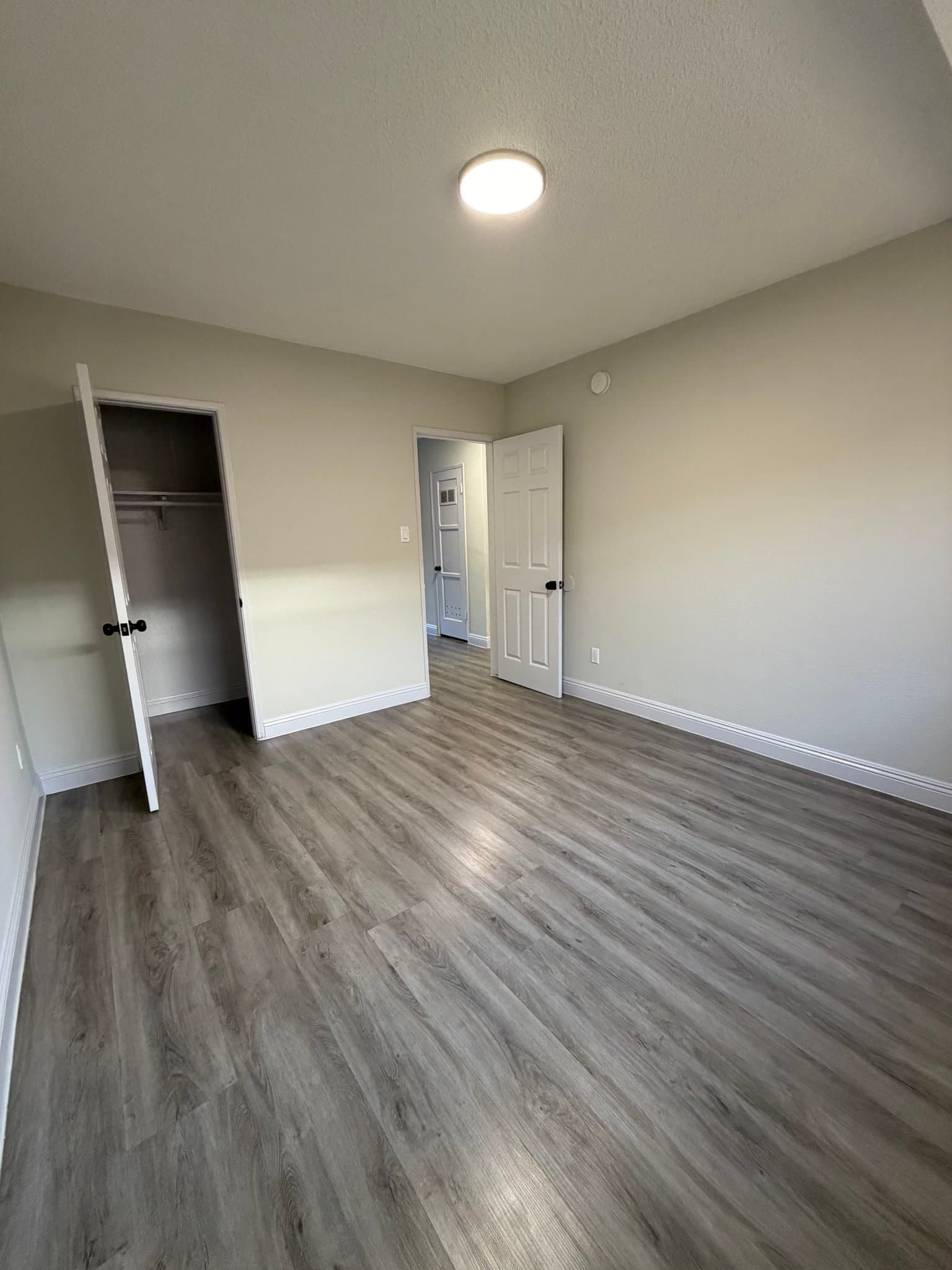 Los Angeles Apartment: 600 w 93rd St