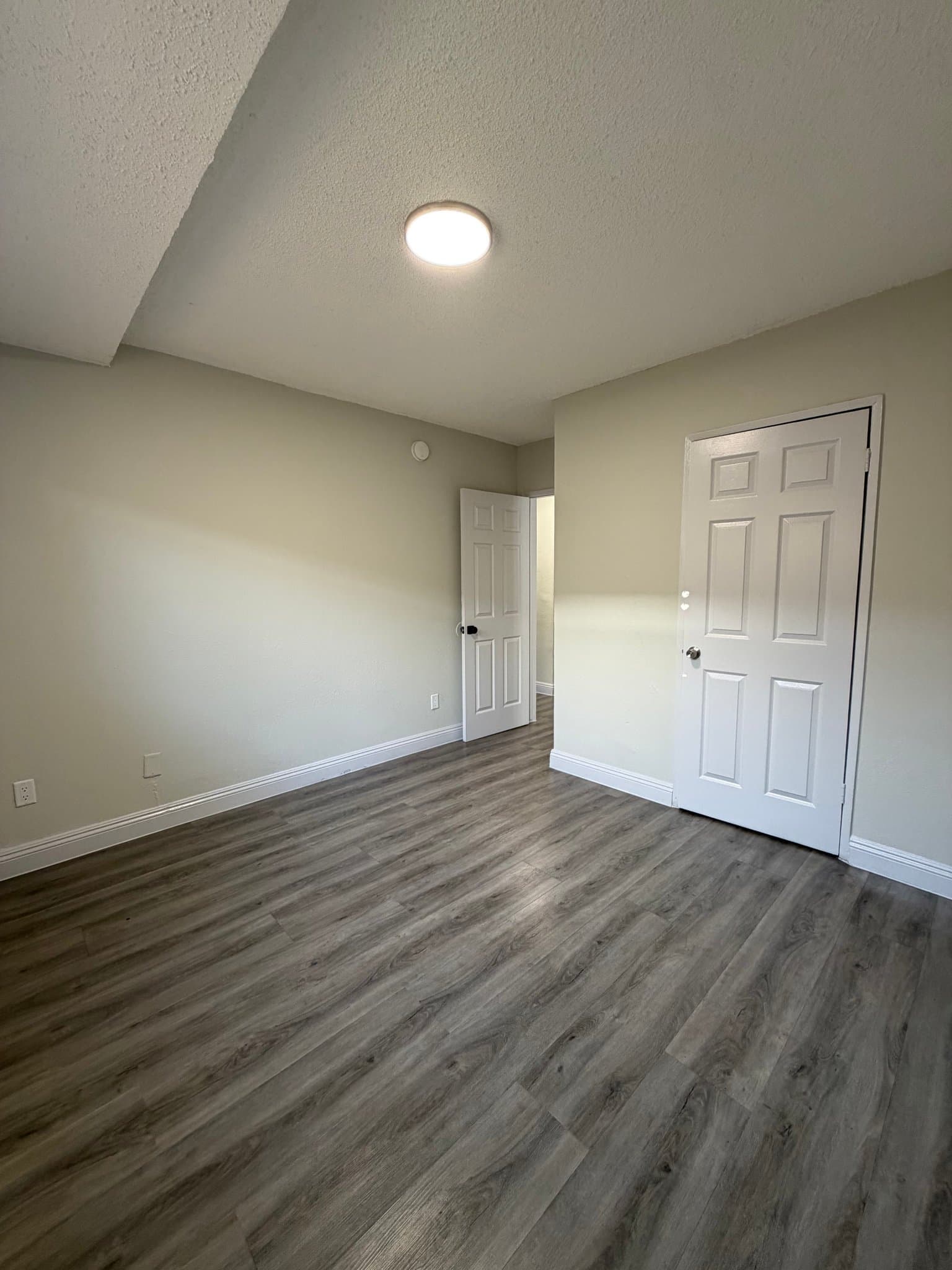 Los Angeles Apartment: 600 w 93rd St